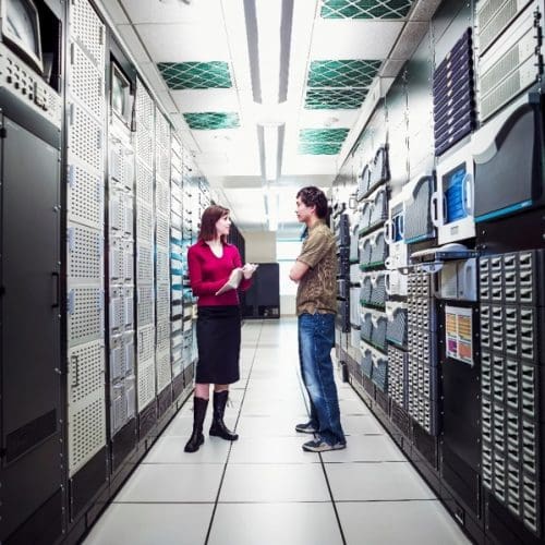 Mujer y hombre hablando en un data center