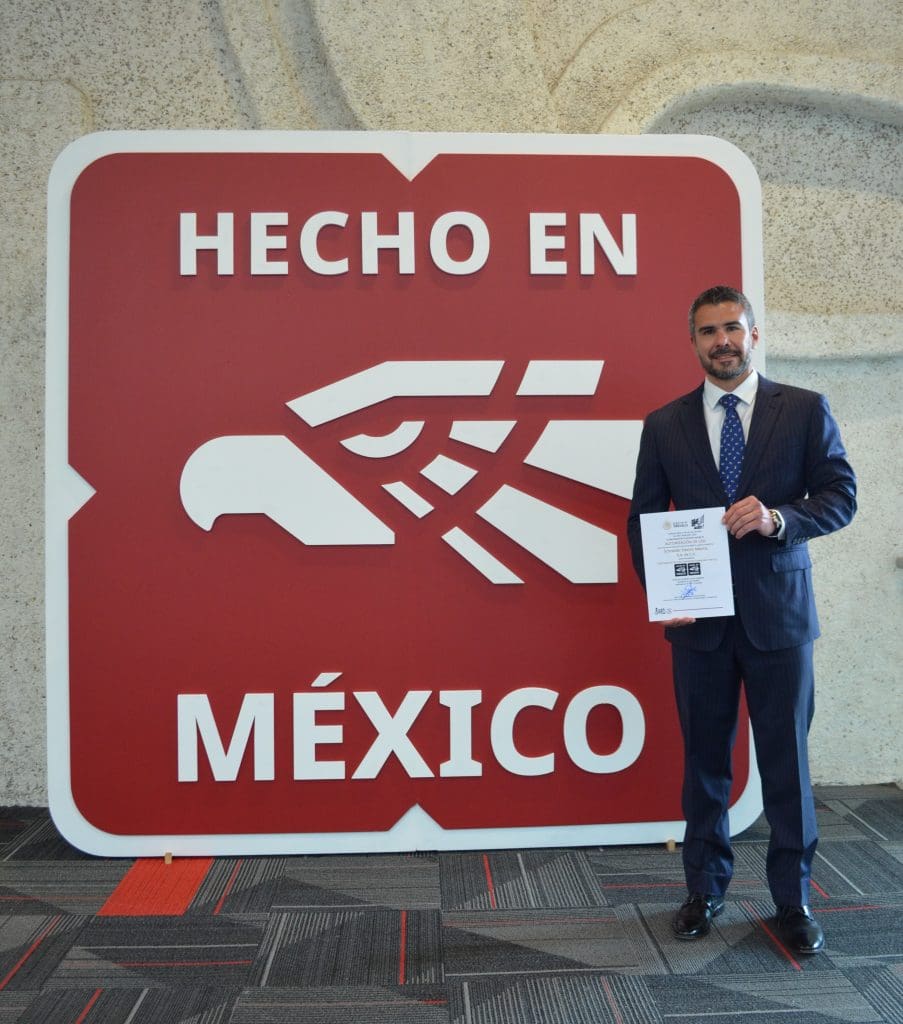 Jesús Carmona, presidente de Schneider Electric México y Centroamérica, con el sello Hecho en México de la Secretaría de Economía.