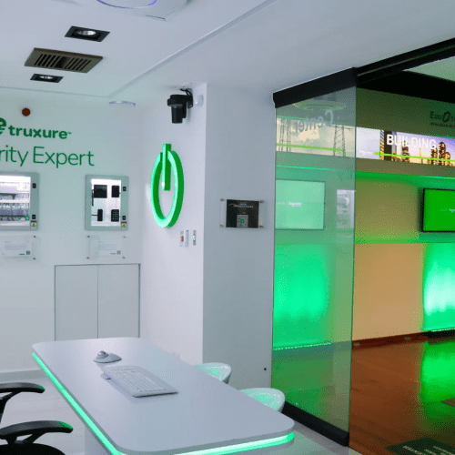 El Digital Experience Center es un cuarto blanco con soluciones de Schneider Electric en pared