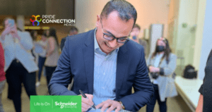 Armando García firmando a nombre de Schneider Electric los compromisos de Pride Connection