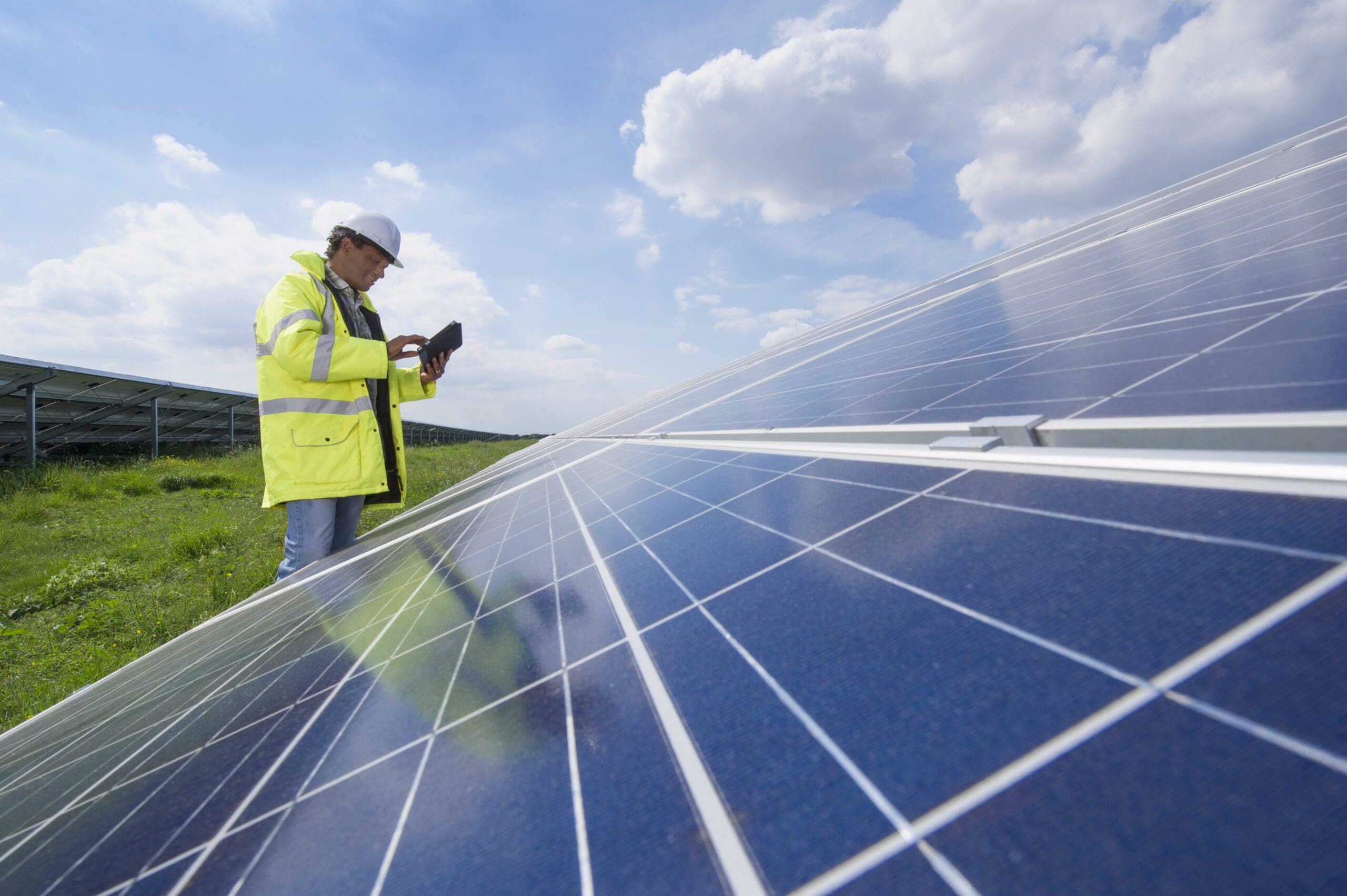 Persona revisando paneles solares con tecnología de Schneider Electric