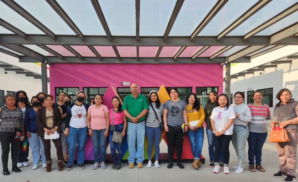 Mujeres electricistas en curso con Schneider Electric