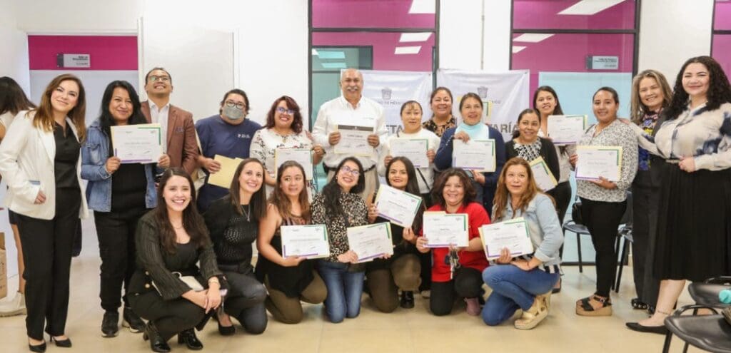 Mujeres electricistas en un programa de capacitación de Schneider Electric