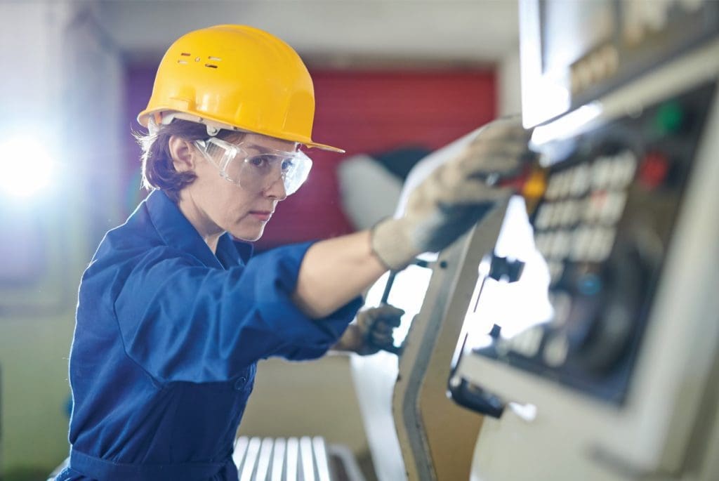 Mujer en planta gestionando procesos industriales 