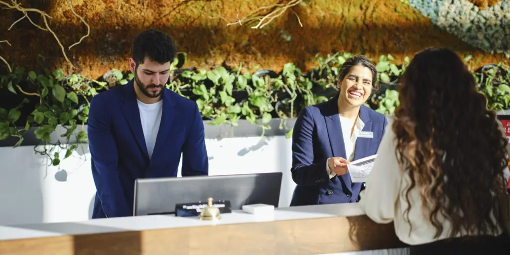 Mujer registrándose en un hotel