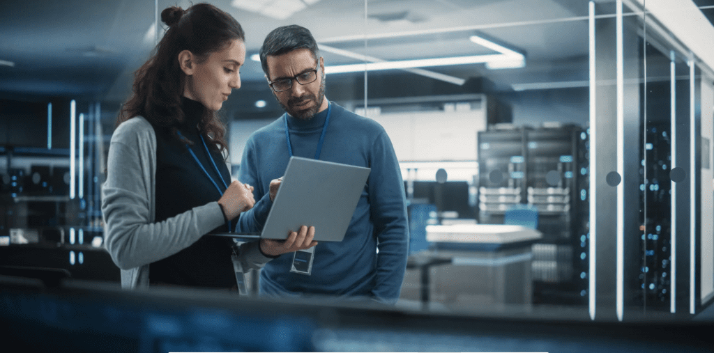 Expertos en TI analizando las tecnologías para centros de datos para la inteligencia artificial